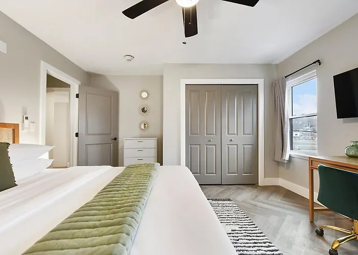Hostwise - King Beds, Park Free, Great Walk Score