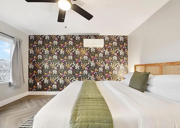 Hostwise - King Beds, Park Free, Great Walk Score Holiday home